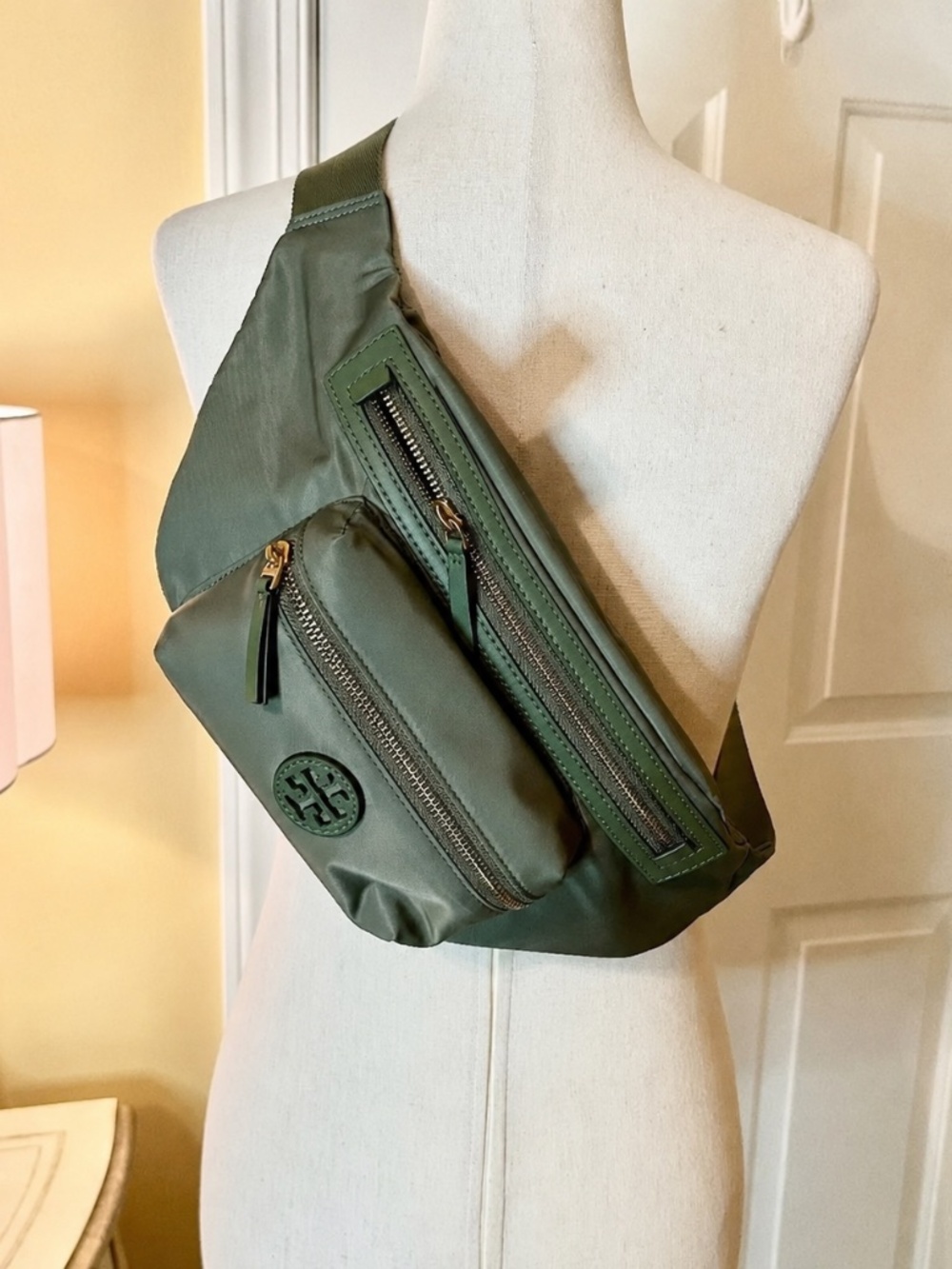 NWOT Tory Burch Nylon Belt Bag Fanny Pack Bum Bag Sling in Palm Leaf Green - Picture 2 of 3